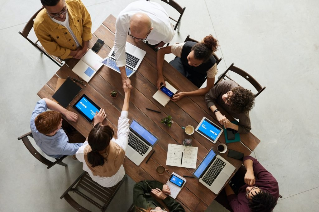equipe de travail scaled e1652732554848 - atomystyle Atomy meeting